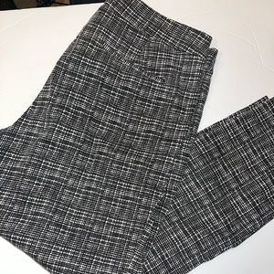 Black and White Donna Ricco straight leg slacks size 8
